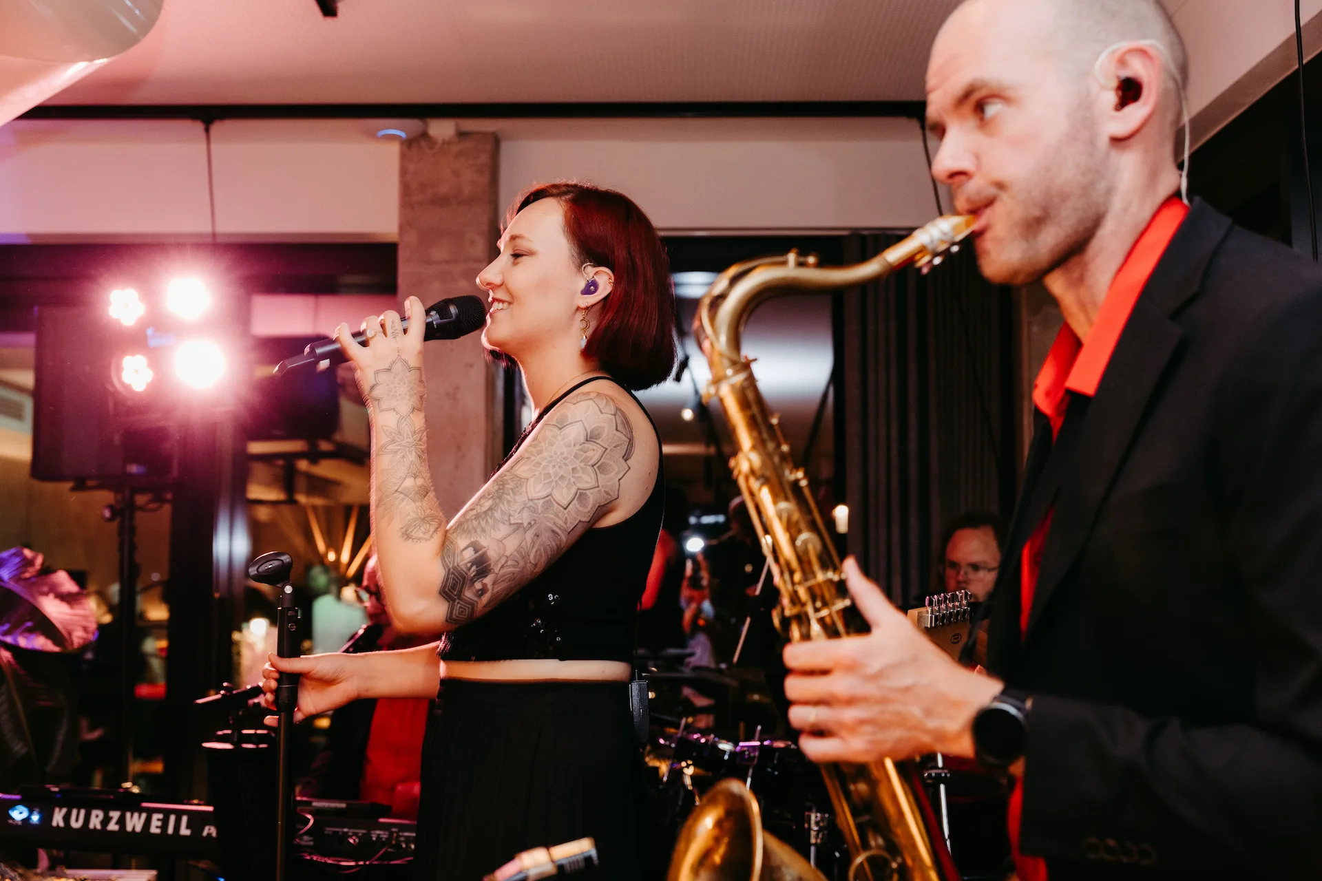 Gesang und Saxofon der One Night Band bei Schäfer Consult im MESHI