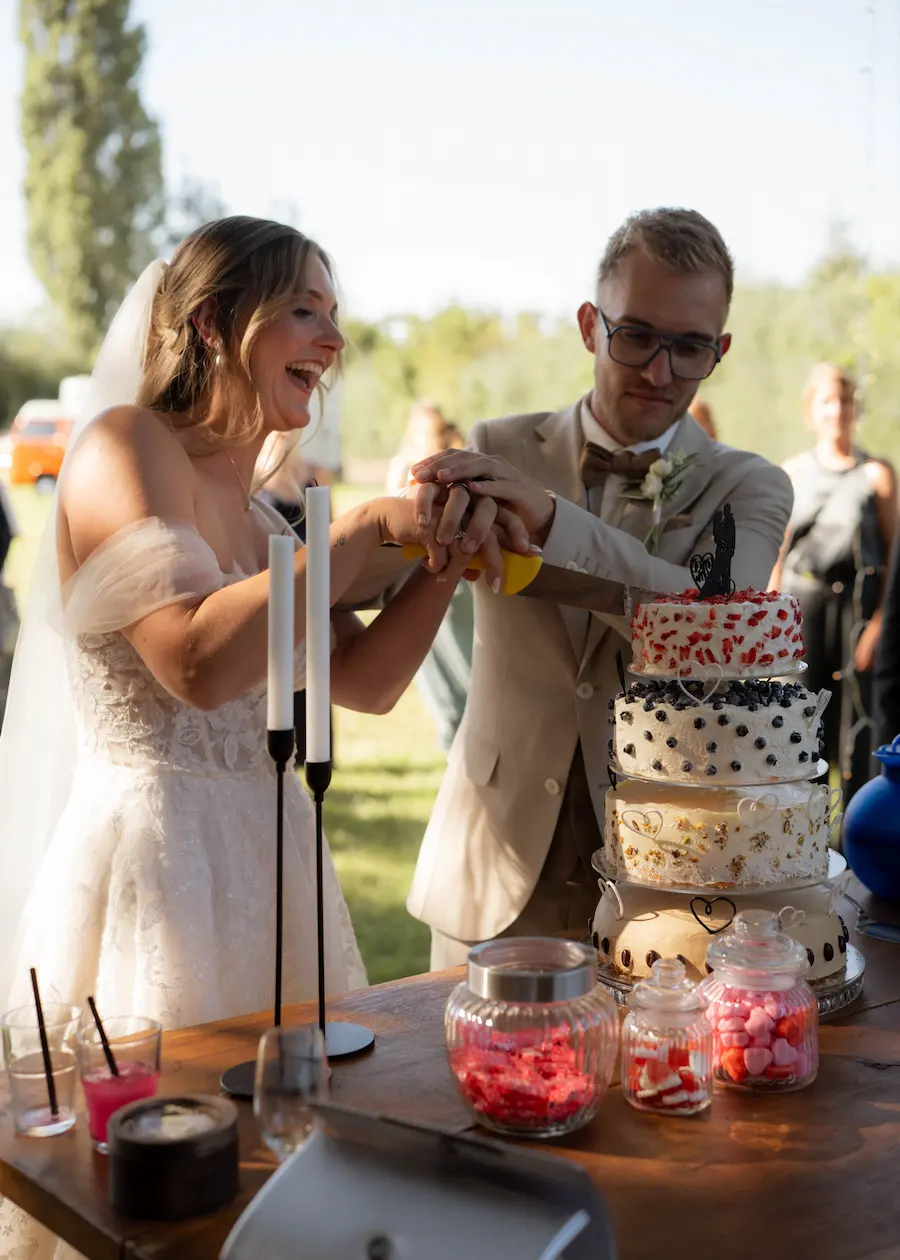 Enja und Sönke schneiden gemeinsam ihre Hochzeitstorte an
