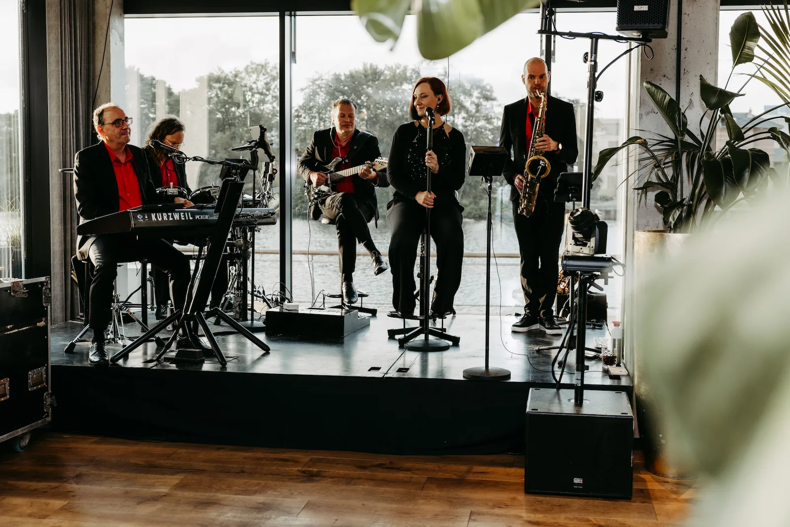Die One Night Band auf der Bühne im MESHI in Oldenburg