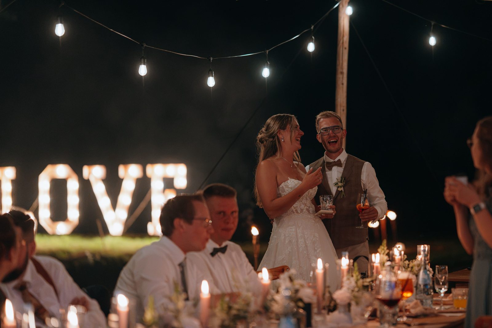 Enja und Sönke gemeinsam an der festlich gedeckten Hochzeitstafel