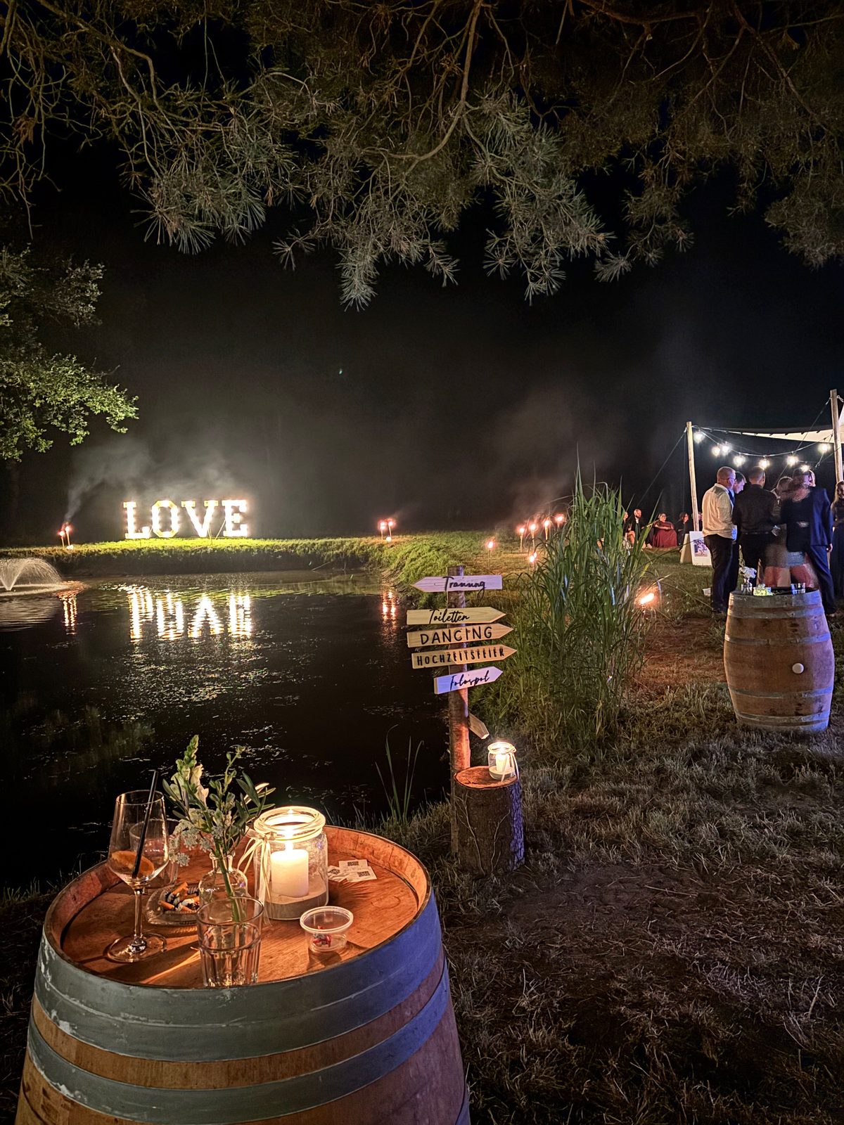Enja und Sönke in einer innigen LOVE-Szene am Teich