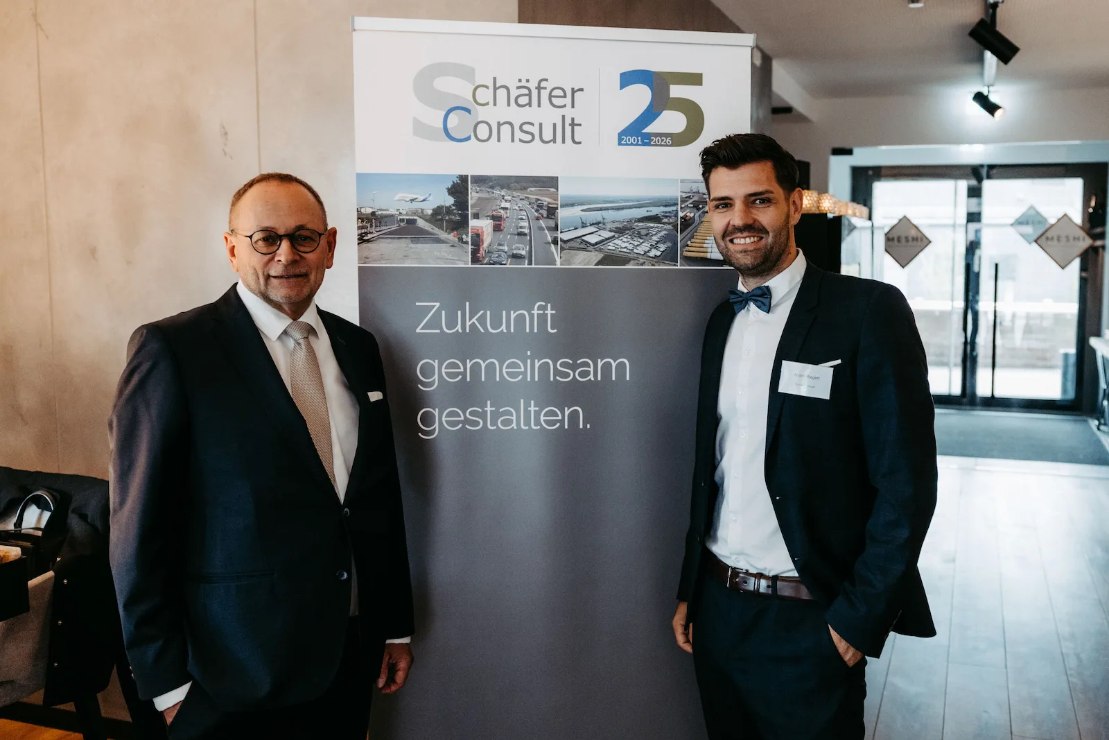 Festlicher Moment vor dem Jubiläumsbanner 25 Jahre Schäfer Consult – Zukunft gemeinsam gestalten