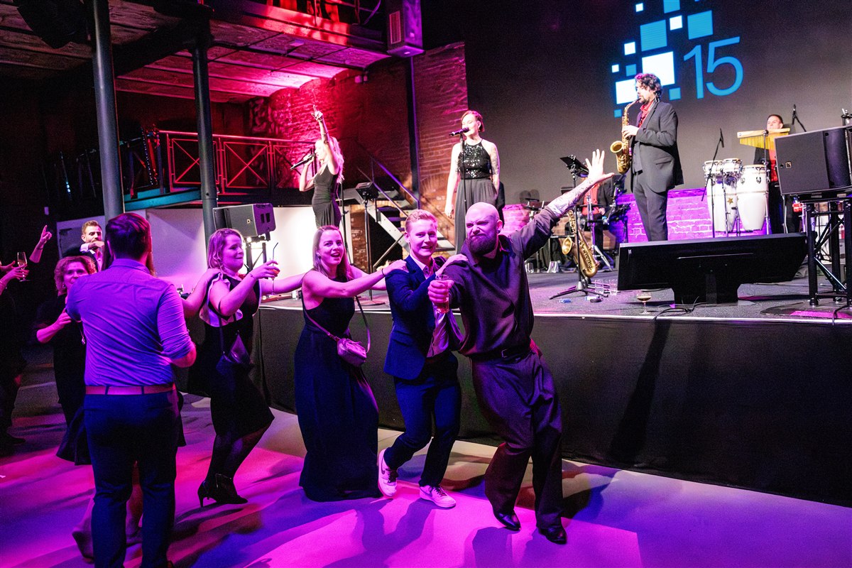 One-Night-Band live mit tanzenden Gästen bei einer Firmenveranstaltung