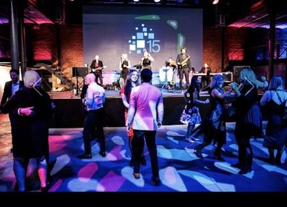One Night Band live bei einer Firmenveranstaltung mit Gästen auf der Tanzfläche