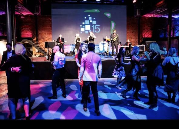 One Night Band live bei einer Firmenveranstaltung mit Gästen auf der Tanzfläche